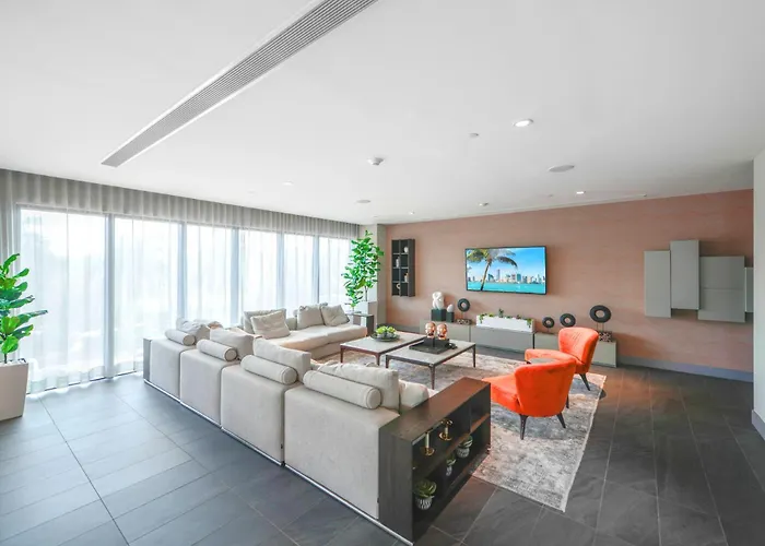 Beautiful And Stylish Condo Close The Doral Park